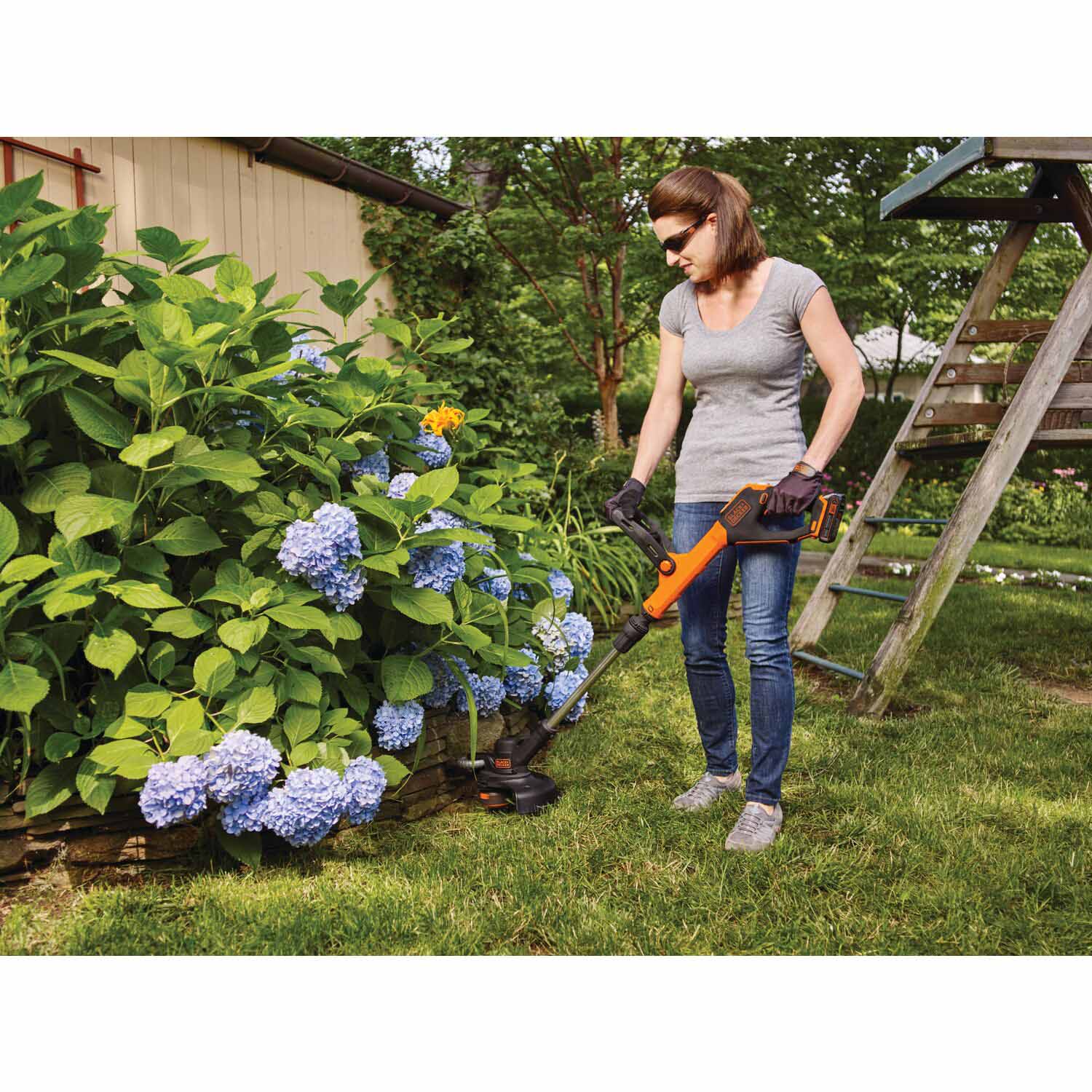 Black & Decker LSTE525 EASYFEED 20V MAX 12-in Straight Cordless String Trimmer & Edger (LSTE525)