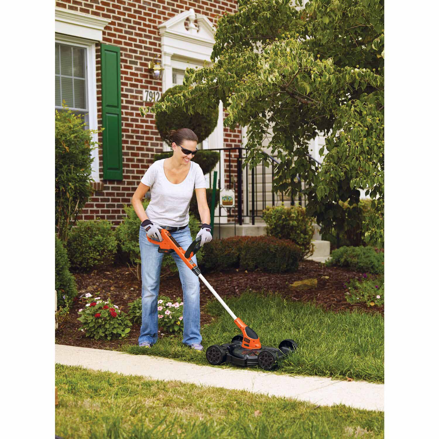Black & Decker MTC220 20-volt Max 12-in 3-in-1 Compact Cordless Push Lawn Mower