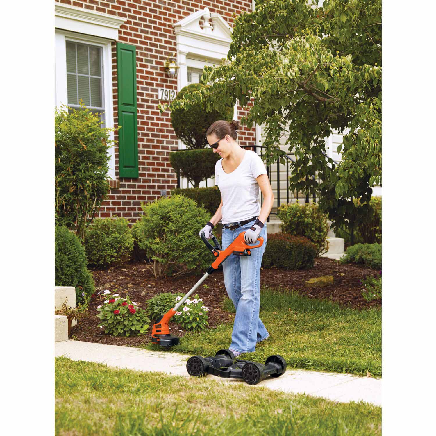 Black & Decker MTC220 20-volt Max 12-in 3-in-1 Compact Cordless Push Lawn Mower