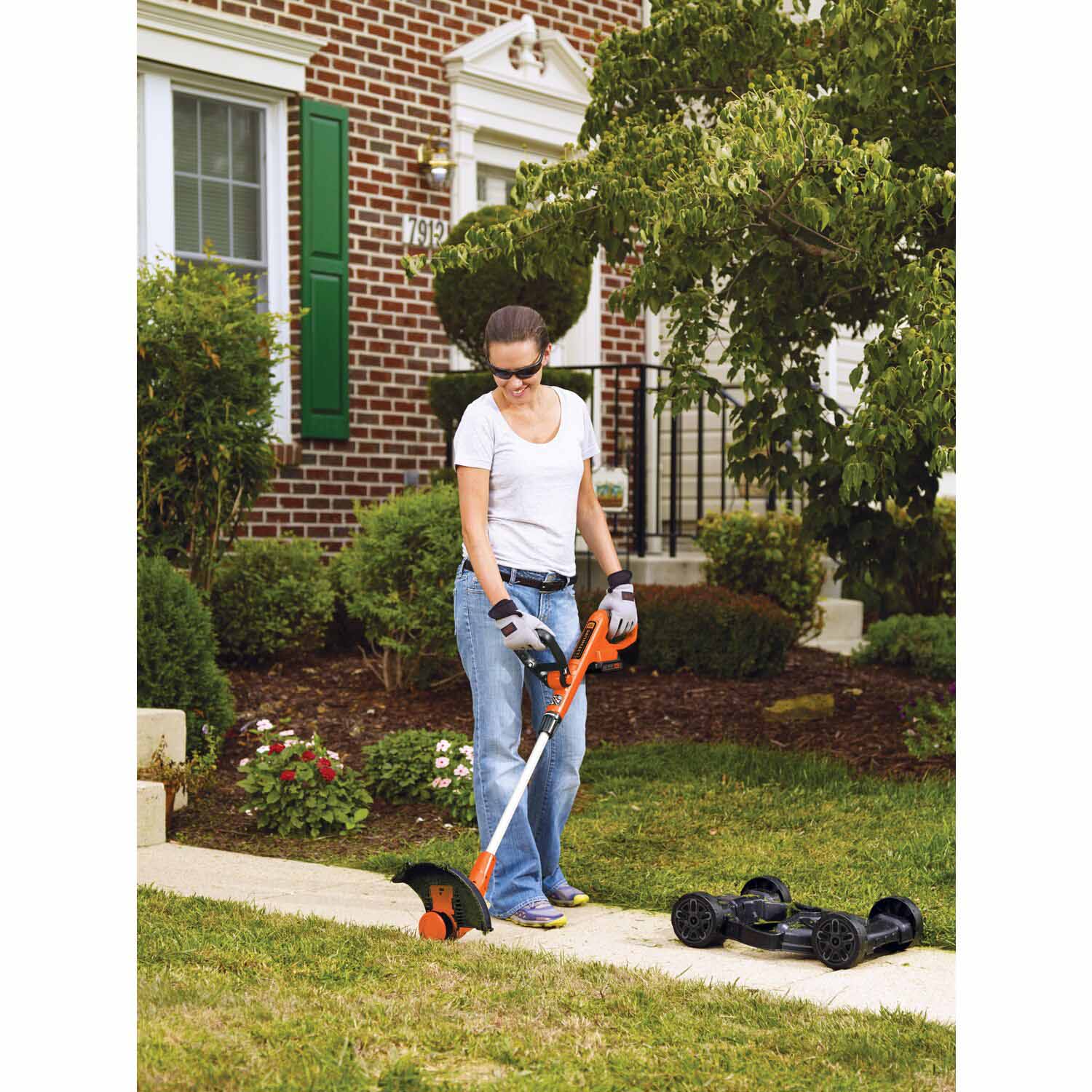Black & Decker MTC220 20-volt Max 12-in 3-in-1 Compact Cordless Push Lawn Mower