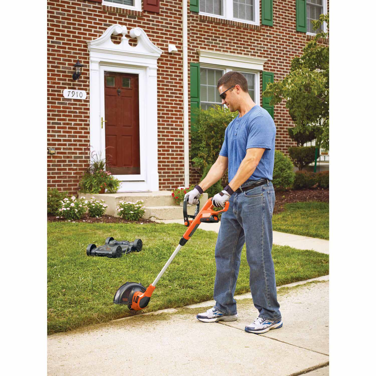 Black & Decker MTC220 20-volt Max 12-in 3-in-1 Compact Cordless Push Lawn Mower