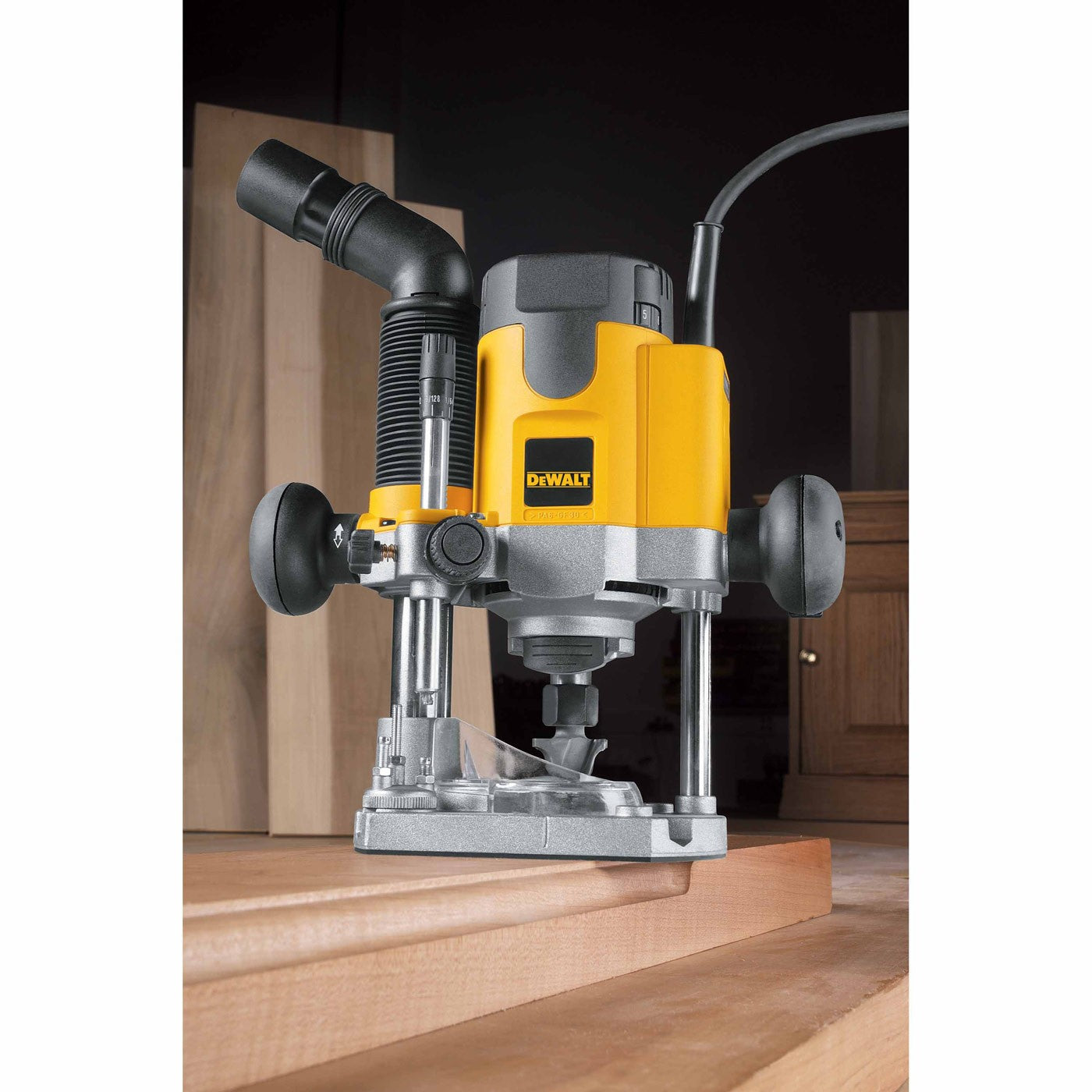 DeWalt DW621 Heavy-Duty 2 HP EVS Plunge Router