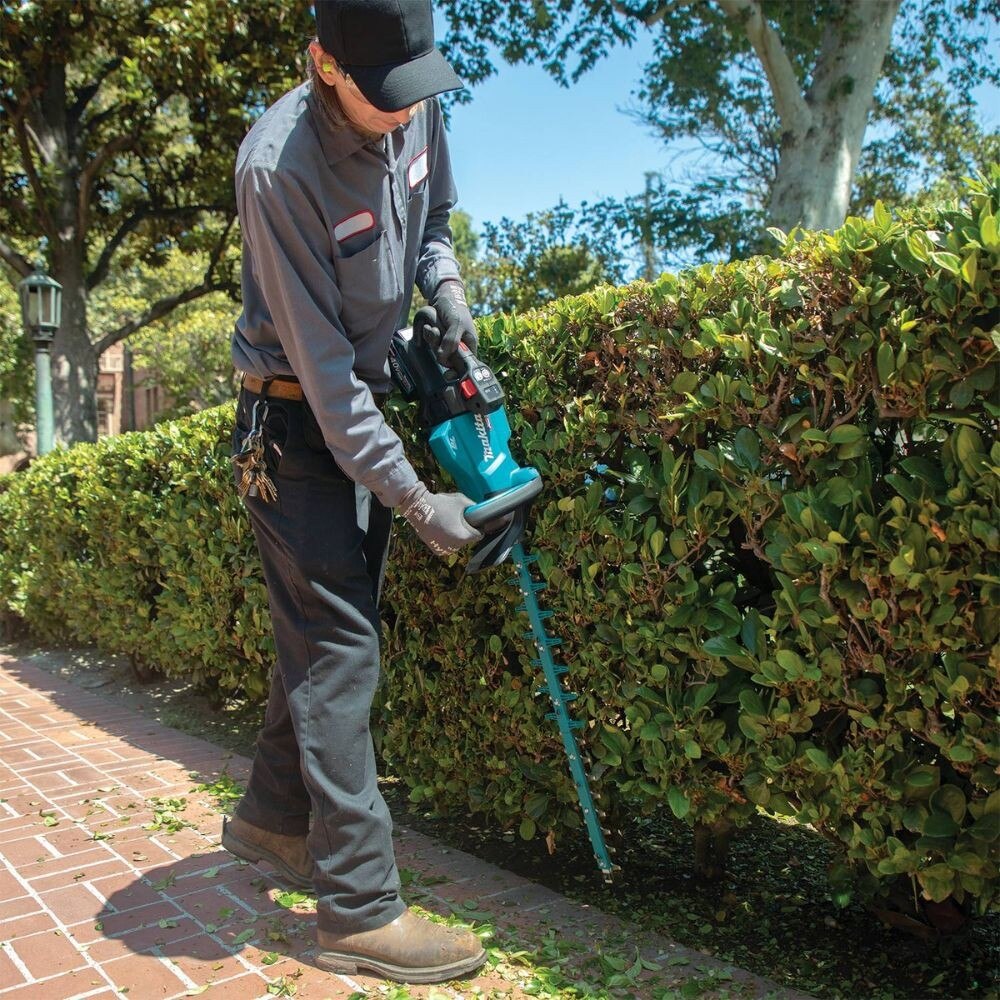 Makita GHU03M1 40V max XGT Brushless Cordless 30" Hedge Trimmer Kit, with one battery (4.0Ah)