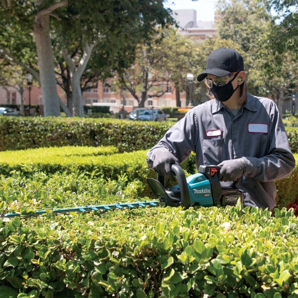Makita GHU03M1 40V max XGT Brushless Cordless 30" Hedge Trimmer Kit, with one battery (4.0Ah)