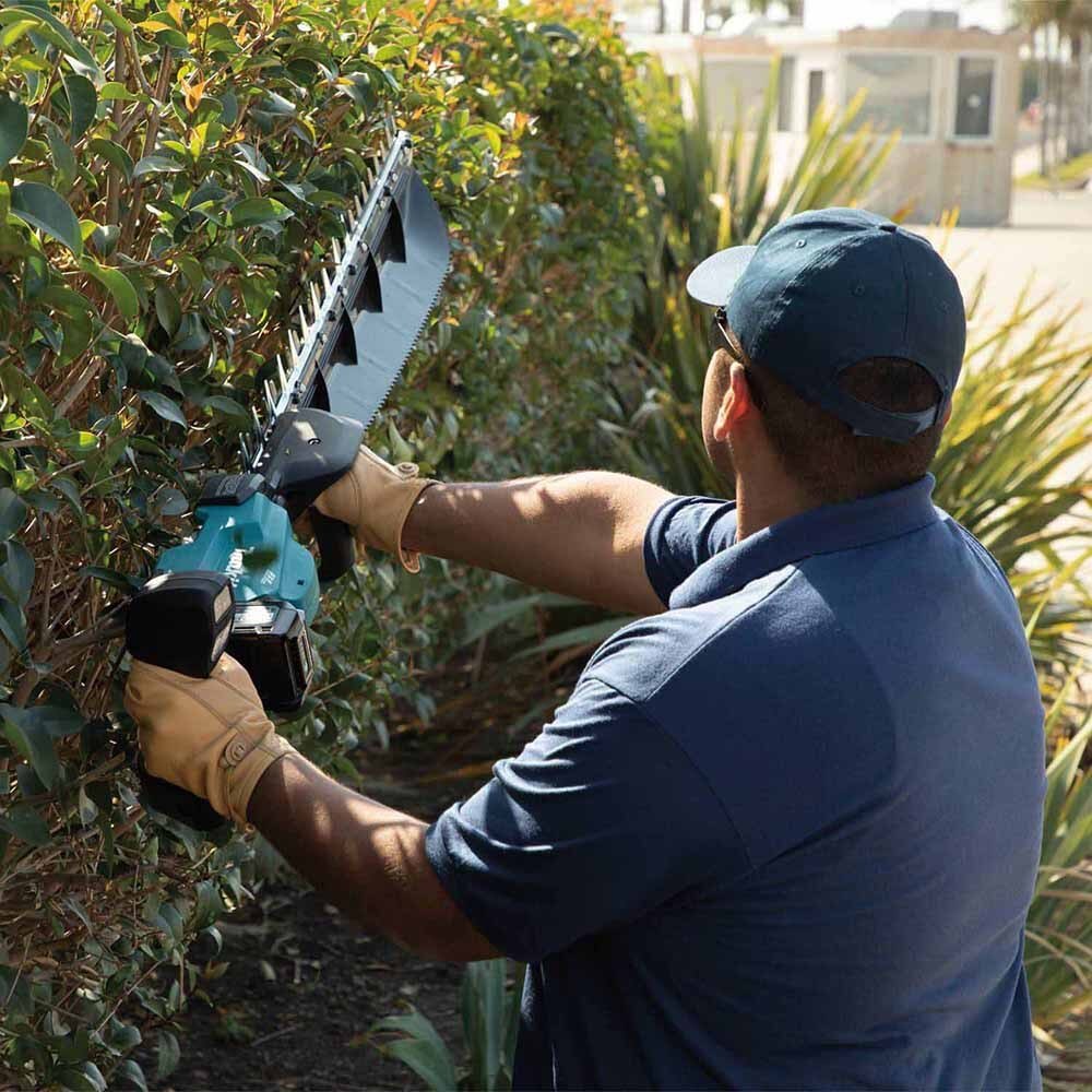 Makita GHU04M1 40V max XGT Brushless Cordless 24" Single-Sided Hedge Trimmer Kit (4.0Ah)