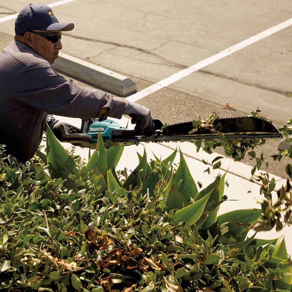 Makita GHU04M1 40V max XGT Brushless Cordless 24" Single-Sided Hedge Trimmer Kit (4.0Ah)