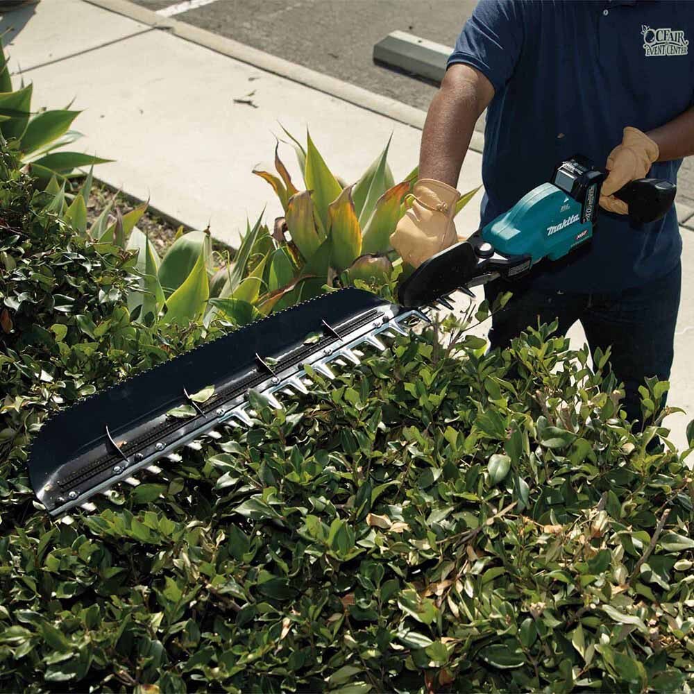 Makita GHU05M1 40V max XGT Brushless Cordless 30" Single-Sided Hedge Trimmer Kit (4.0Ah)