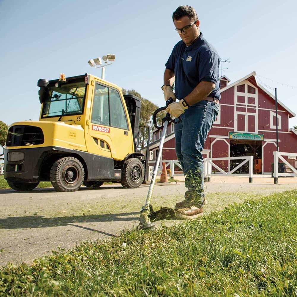 Makita GRU04M1 40V max XGT Brushless Cordless 17" String Trimmer Kit (4.0Ah)