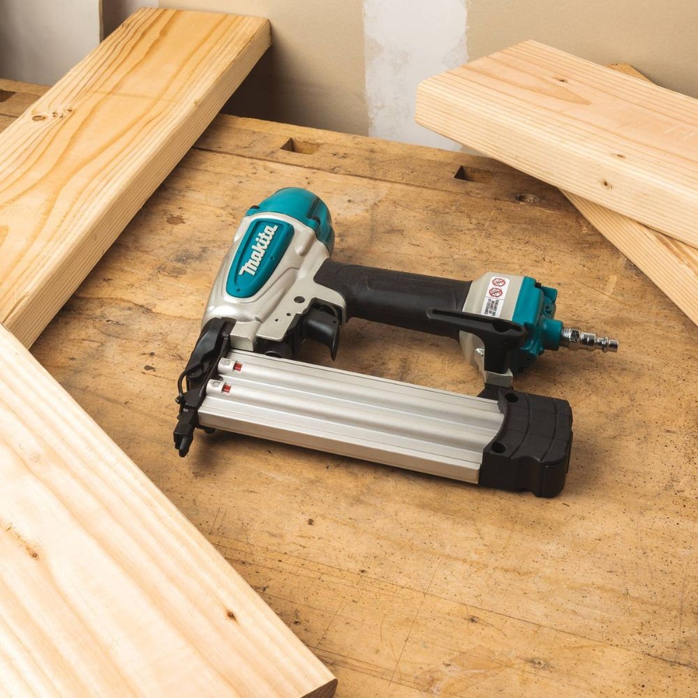 Makita MAC100QK1 Quiet Series 1/2 HP, 1 Gallon Compact, Oil-Free, Electric Air Compressor, and 18 Gauge Brad Nailer Combo Kit
