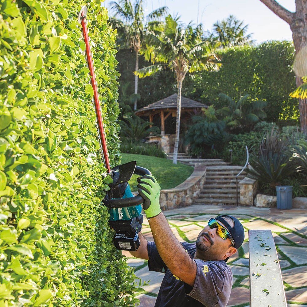 Makita XHU07T 18V LXT Brushless Cordless 24" Hedge Trimmer Kit (5.0Ah)