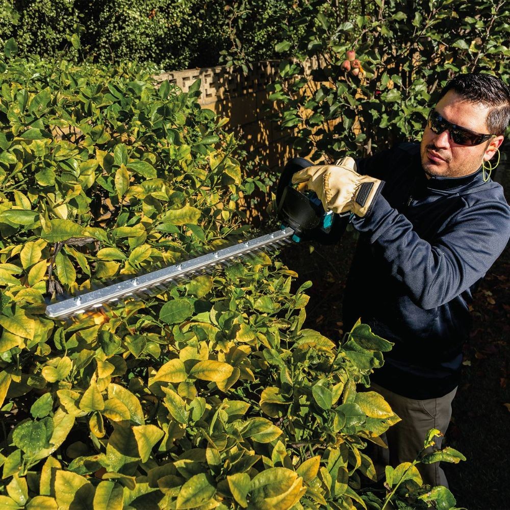 Makita XHU09M1 18V LXT Lithium-Ion Brushless Cordless 24" Hedge Trimmer Kit (4.0Ah)