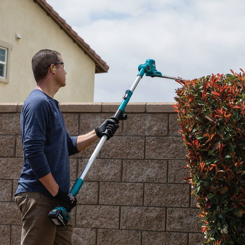 Makita XNU05SM1 18V LXT Lithium-Ion Cordless 18" Telescoping Articulating Pole Hedge Trimmer Kit (4.0Ah)