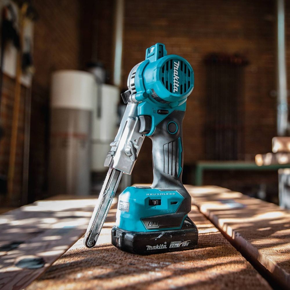 Makita XSB01TJ 18V LXT Lithium-Ion Brushless Cordless 3/8" x 21" Detail Belt Sander Kit, Bag (5.0Ah)