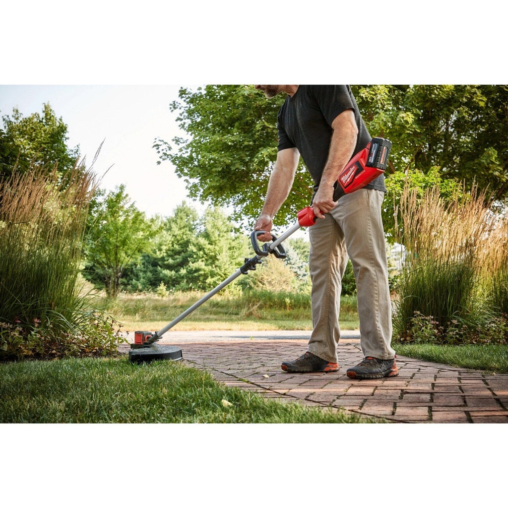 Milwaukee 2828-21E M18 Brushless String Trimmer Kit with 16 in. Cutting Swath and Easy Load Head (6.0Ah Battery)
